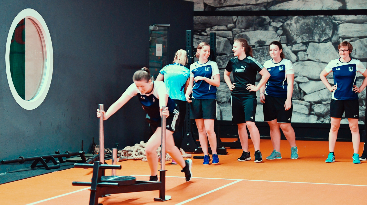 behind:the:scenes:it's:your:stage:start:play:repeat - SV Bavaria Waischenfeld die Frauenfußballmannschaft beim Cross Gym Trainin mit Bastian Lumpp in der Sportwelt Pegnitz